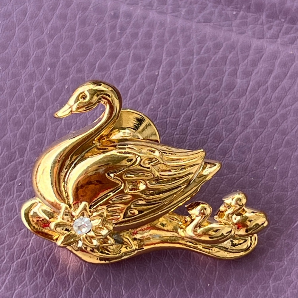 Vintage signed Avon polished gold tone & rhinestone swan family pin